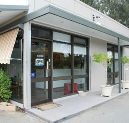 Red Cedars Motel Канберра Экстерьер фото