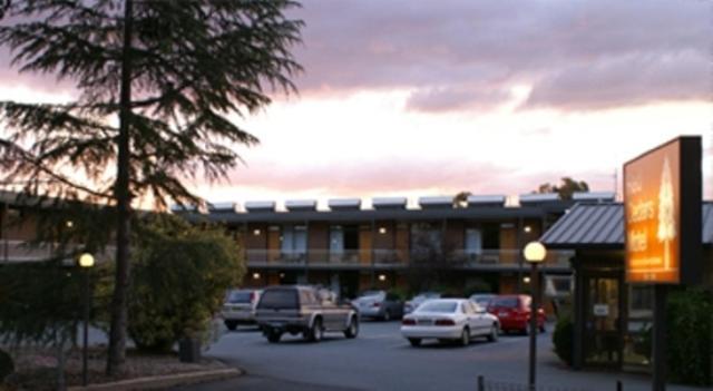 Red Cedars Motel Канберра Экстерьер фото