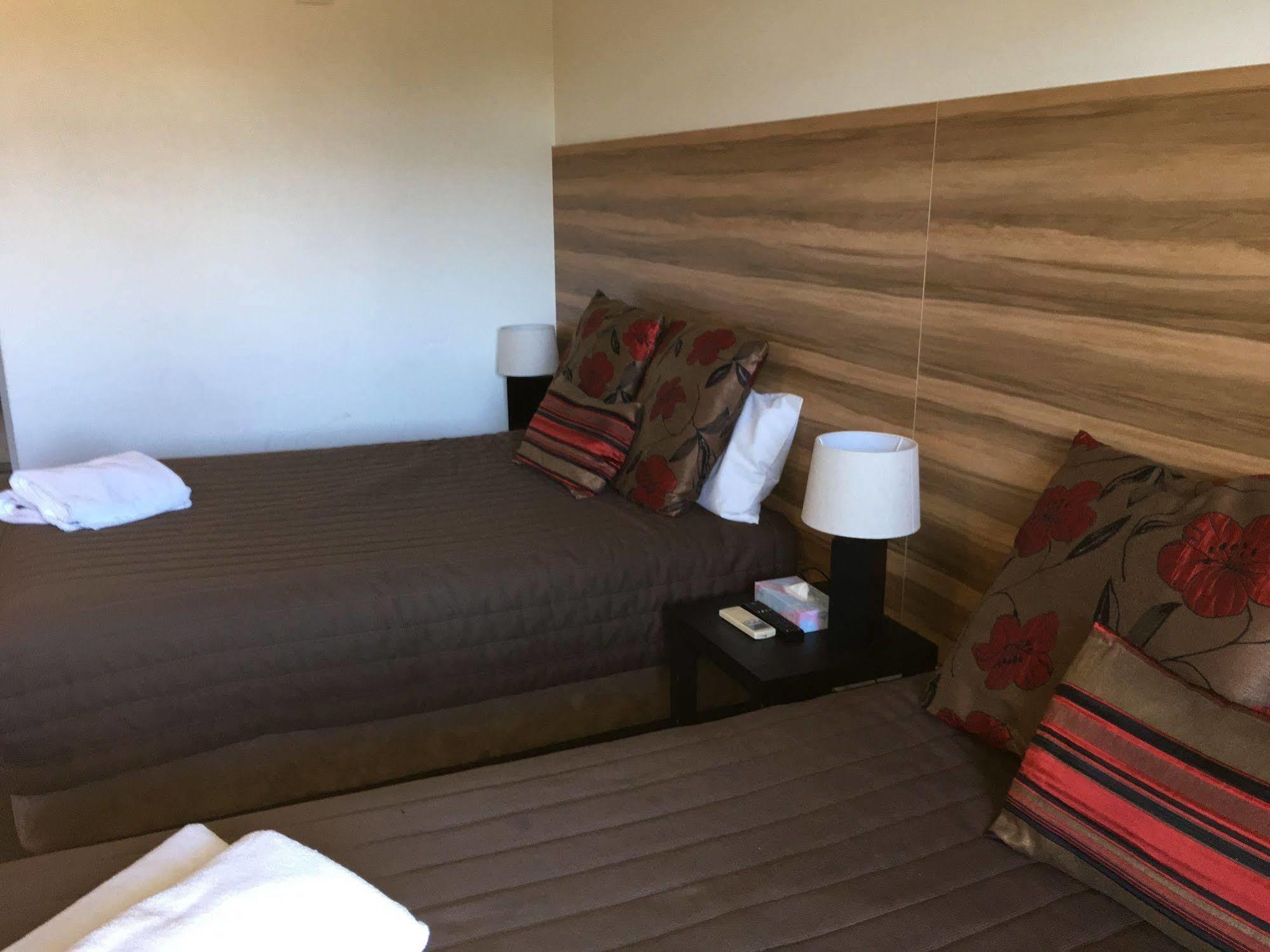 Red Cedars Motel Канберра Экстерьер фото