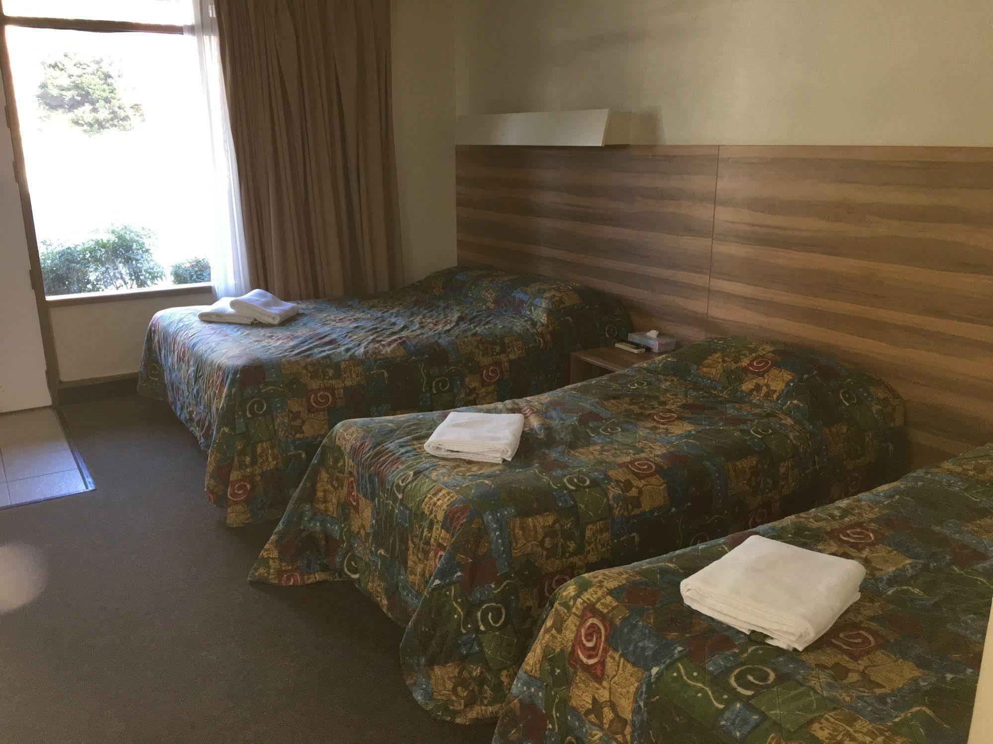 Red Cedars Motel Канберра Экстерьер фото