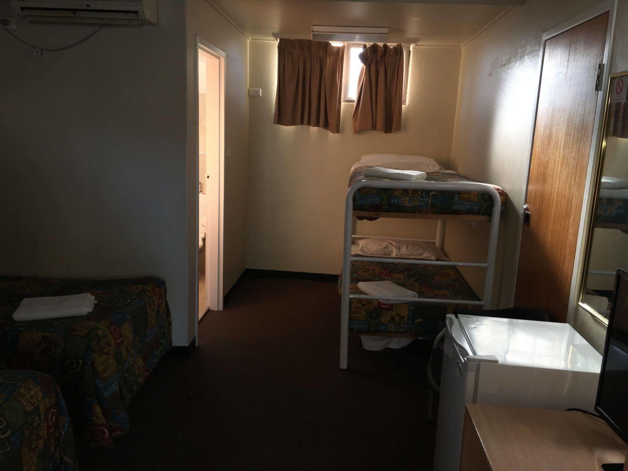 Red Cedars Motel Канберра Экстерьер фото